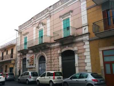 La seconda struttura si trova sul proseguimento di via Roppo, strada che una volta entrata in territorio di Carbonara prende il nome di via Vittorio Veneto. Qui, al civico 188, si erge questo grazioso palazzo in stile liberty di color rosa pastello con le persiane verdi